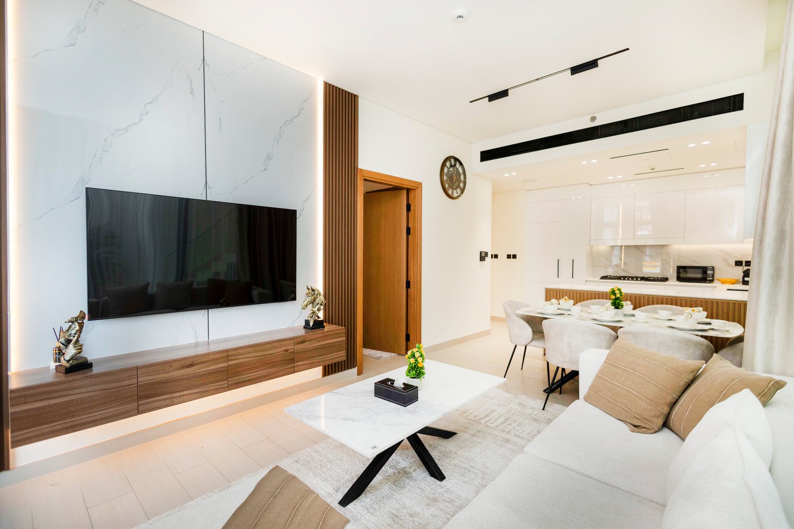 Elara Stays | Luxury 2BR APT w/ Private Pool, JVC